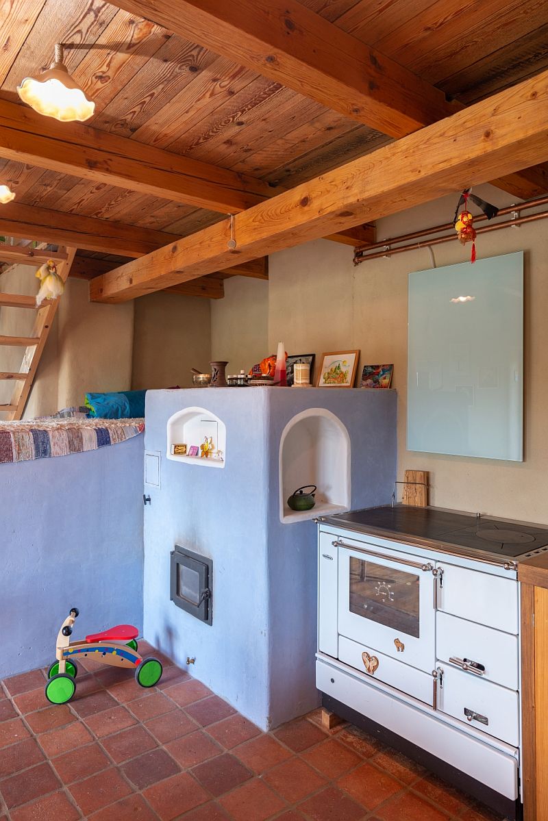 navsteva-drevostavby-podle-vlastni-sablony-interier-kuchyne-akumulacni-kamna