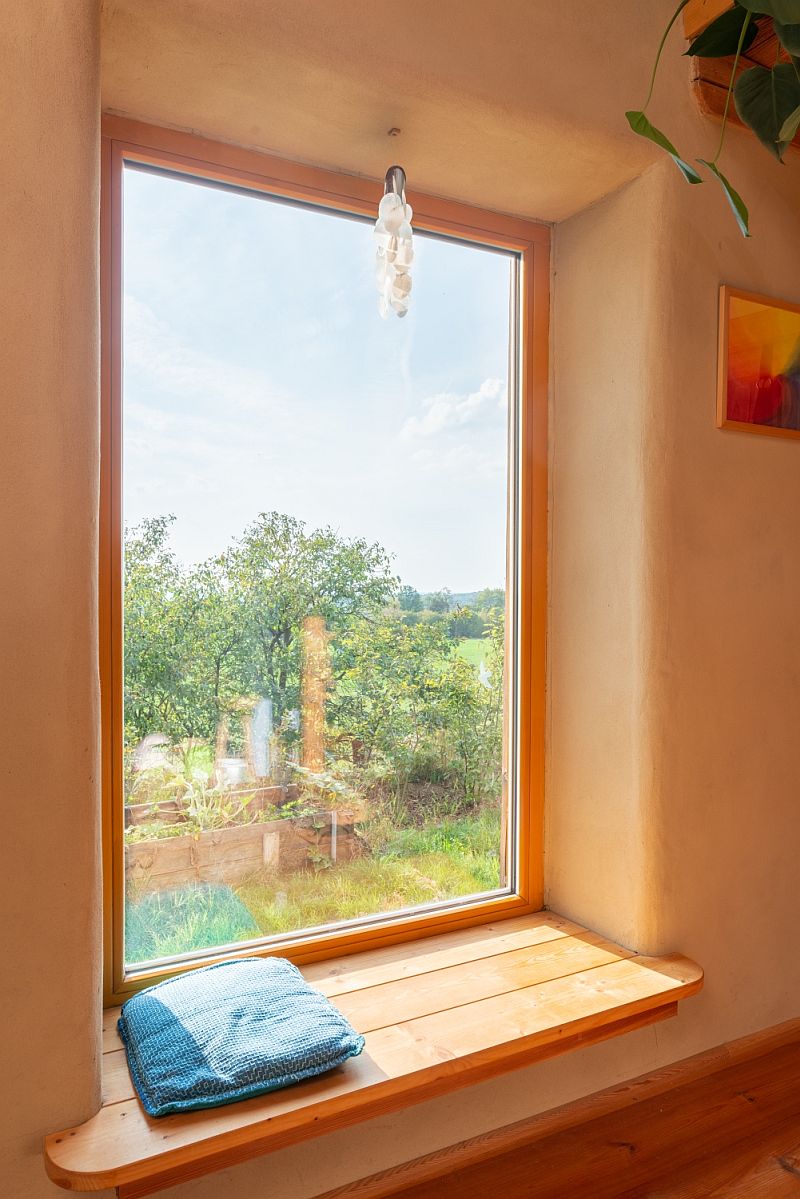 navsteva-drevostavby-podle-vlastni-sablony-interier-okni-do-zahrady-s-lenoskou