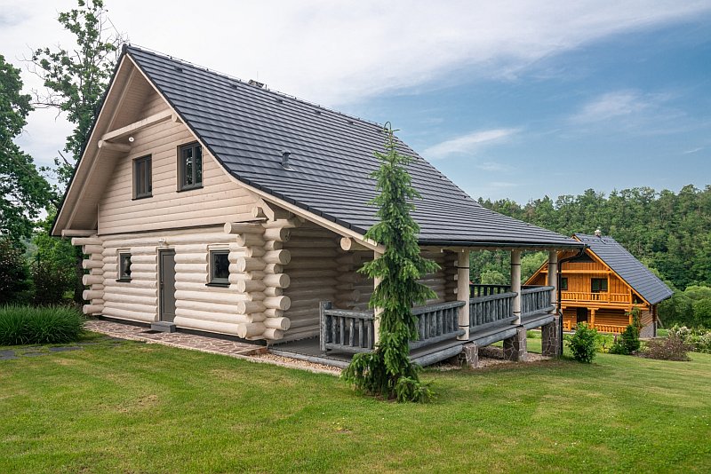 navsteva-drevostavby-pribeh-jednoho-sdruboveho-snu-sruby-rajec-bily-srub-z-kulatiny-exterier-