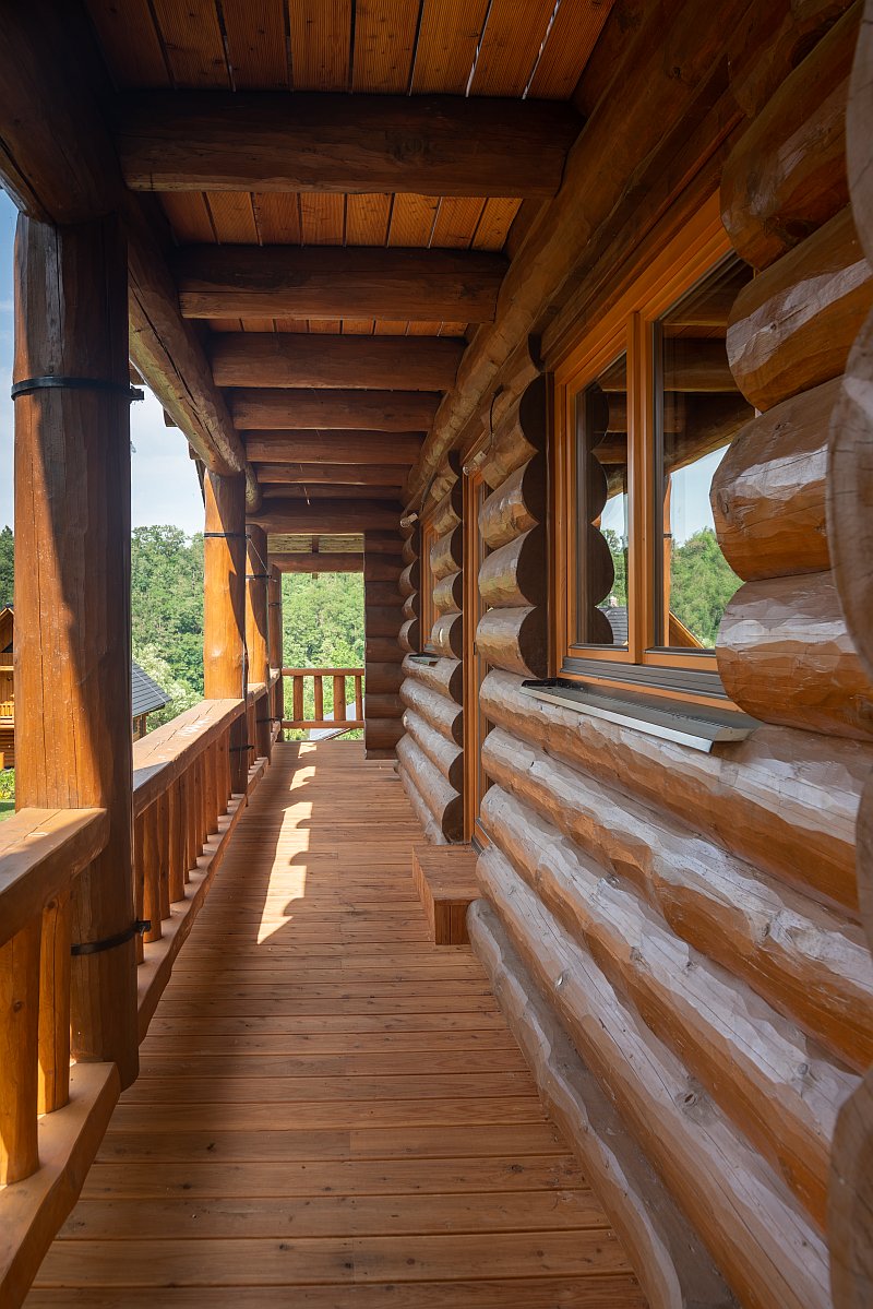 navsteva-drevostavby-pribeh-jednoho-sdruboveho-snu-sruby-rajec-srub-z-kulatiny-exterier-kryta-terasa-2