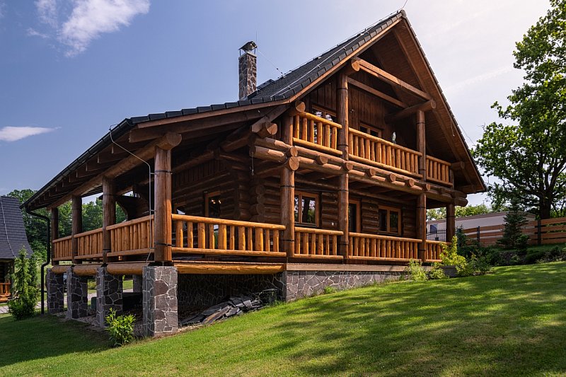 navsteva-drevostavby-pribeh-jednoho-sdruboveho-snu-sruby-rajec-srub-z-kulatiny-exterier-kryta-terasa-zahrada-2