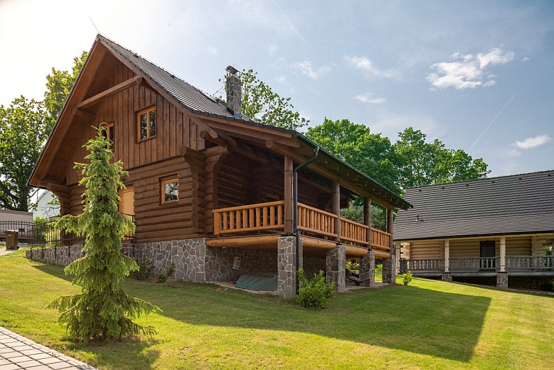 navsteva-drevostavby-pribeh-jednoho-sdruboveho-snu-sruby-rajec-srub-z-kulatiny-exterier-kryta-terasa-zahrada