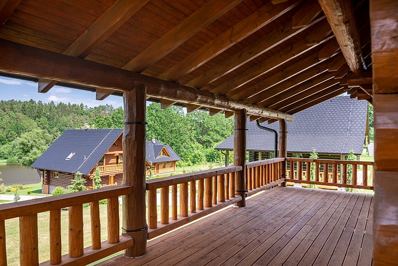 navsteva-drevostavby-pribeh-jednoho-sdruboveho-snu-sruby-rajec-srub-z-kulatiny-exterier-kryta-terasa