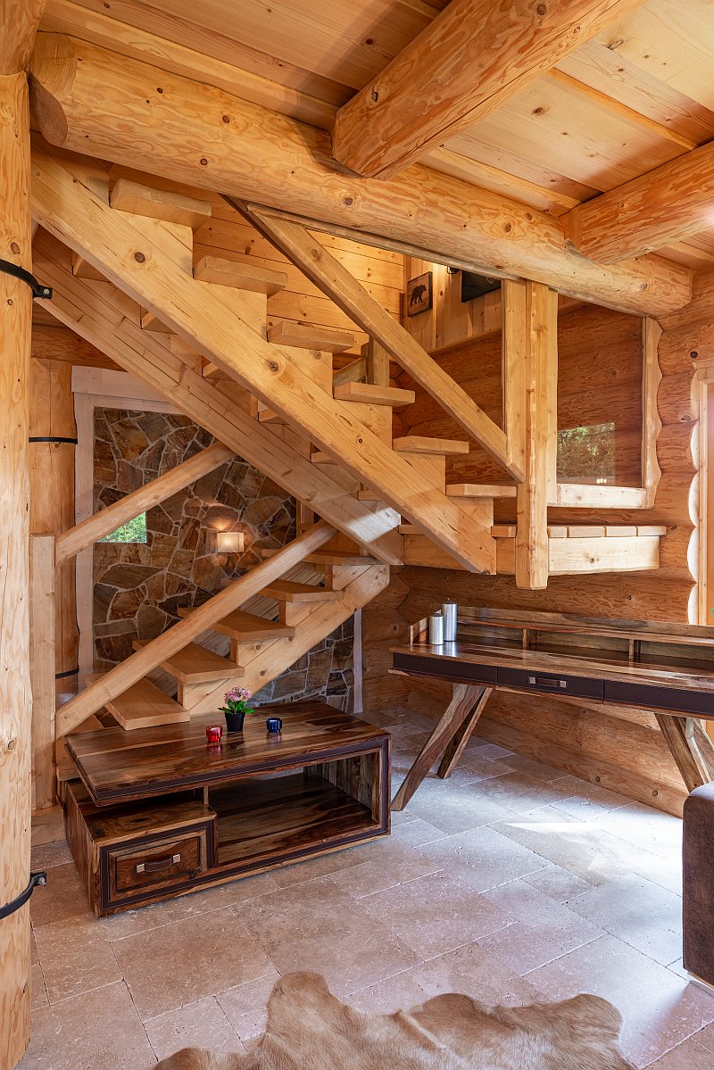 navsteva-drevostavby-pribeh-jednoho-sdruboveho-snu-sruby-rajec-srub-z-kulatiny-interier-drevene-schodiste