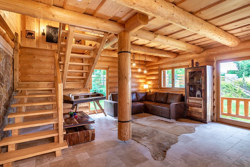 navsteva-drevostavby-pribeh-jednoho-sdruboveho-snu-sruby-rajec-srub-z-kulatiny-interier-hlavni-obytny-prostor-drevene-schodiste