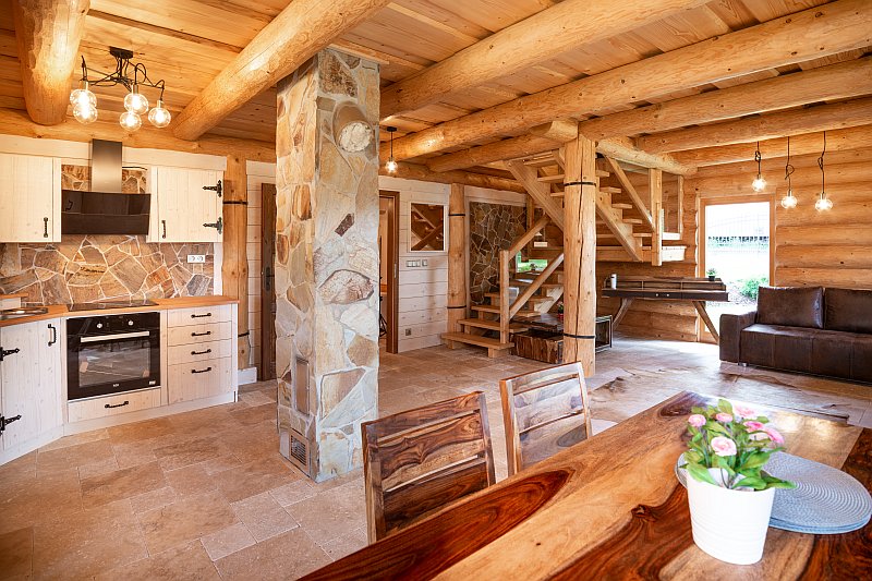 navsteva-drevostavby-pribeh-jednoho-sdruboveho-snu-sruby-rajec-srub-z-kulatiny-interier-hlavni-obytny-prostor