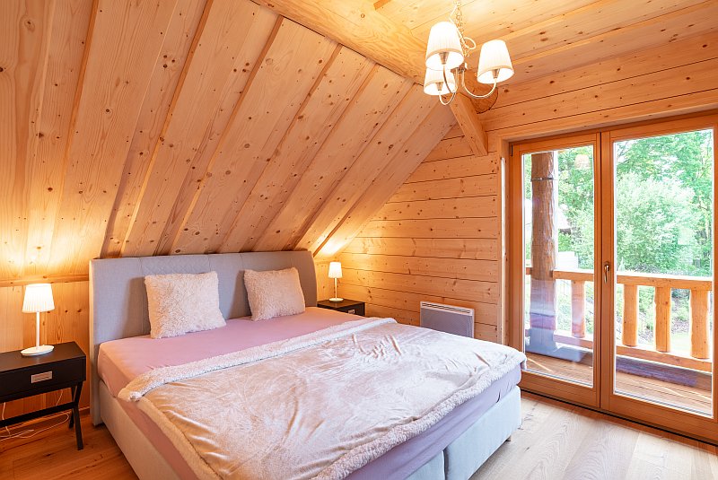 navsteva-drevostavby-pribeh-jednoho-sdruboveho-snu-sruby-rajec-srub-z-kulatiny-interier-loznice-drevene-oblozeni