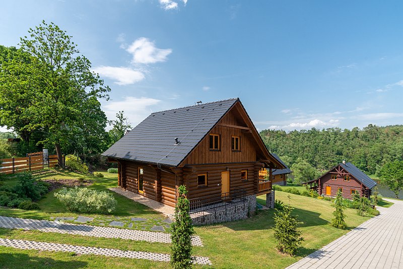 navsteva-drevostavby-pribeh-jednoho-sdruboveho-snu-sruby-rajec-sruby-z-kulatiny-exterier-resort-pro-rybare