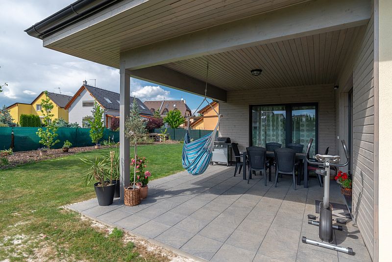 navsteva-drevostavby-proste-sarmantni-vexta-exterier-bungalov-terasa