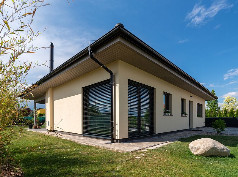 navsteva-drevostavby-proste-sarmantni-vexta-exterier-bungalov-zahrada-vstup-do-zahrady