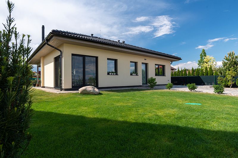 navsteva-drevostavby-proste-sarmantni-vexta-exterier-bungalov-zahrada