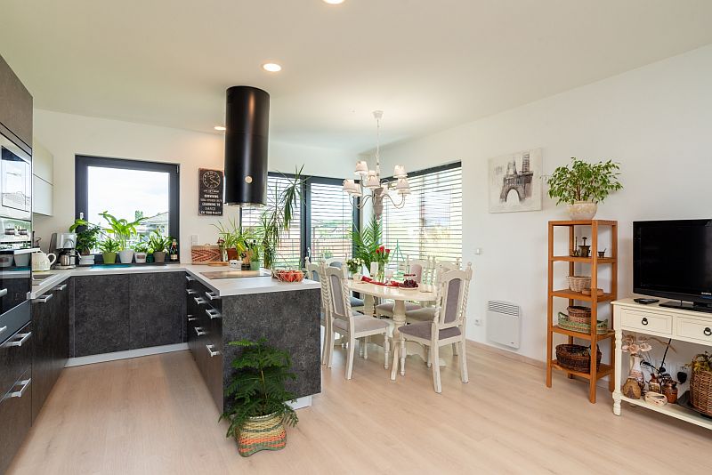 navsteva-drevostavby-proste-sarmantni-vexta-interier-kuchyne-jidelni-kout