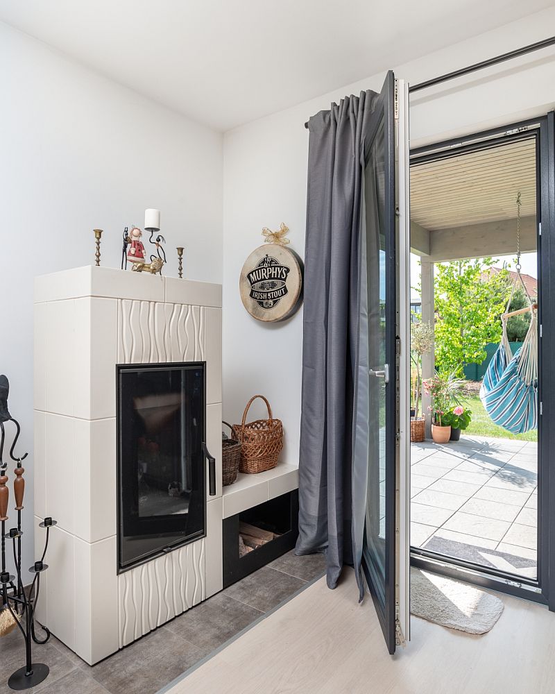 navsteva-drevostavby-proste-sarmantni-vexta-interier-obyvaci-pokoj-krbova-kamna-terasa