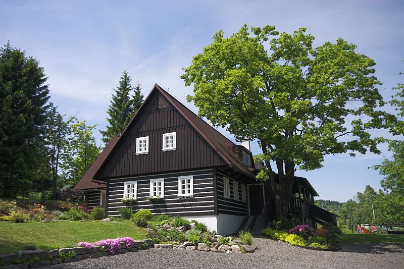 navsteva-drevostavby-roubenka-v-souladu-s-tradici-atrea-exterier-1