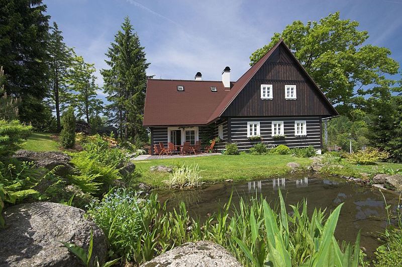 navsteva-drevostavby-roubenka-v-souladu-s-tradici-atrea-exterier-2