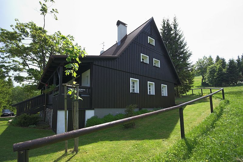 navsteva-drevostavby-roubenka-v-souladu-s-tradici-atrea-exterier-3