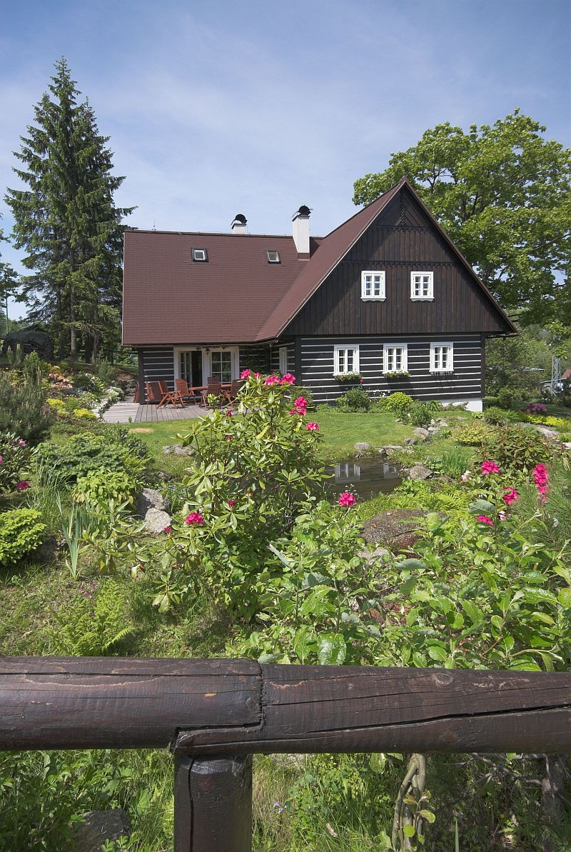 navsteva-drevostavby-roubenka-v-souladu-s-tradici-atrea-exterier-6