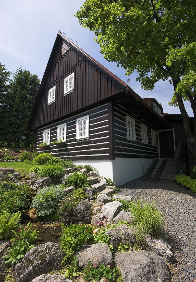 navsteva-drevostavby-roubenka-v-souladu-s-tradici-atrea-exterier-7