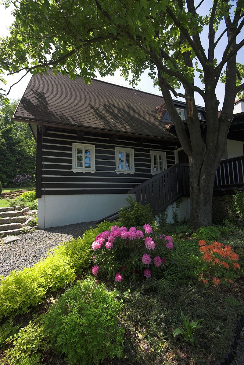 navsteva-drevostavby-roubenka-v-souladu-s-tradici-atrea-exterier-8