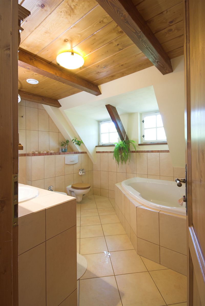 navsteva-drevostavby-roubenka-v-souladu-s-tradici-atrea-interier-koupelna