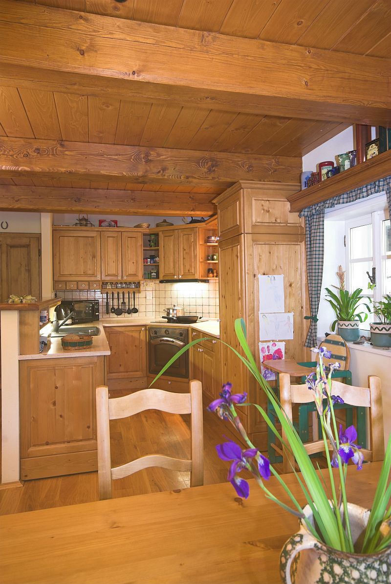 navsteva-drevostavby-roubenka-v-souladu-s-tradici-atrea-interier-kuchyne