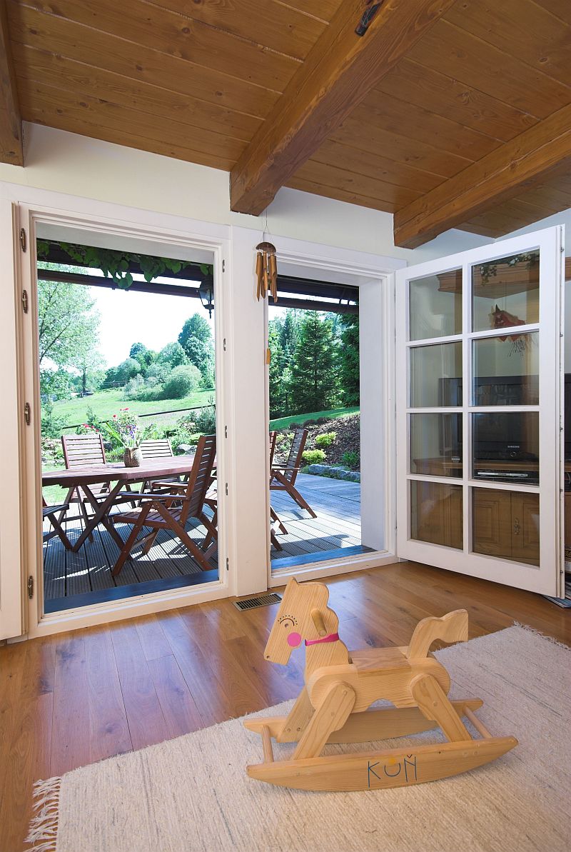 navsteva-drevostavby-roubenka-v-souladu-s-tradici-atrea-interier-pracovna-vstup-do-zahrady