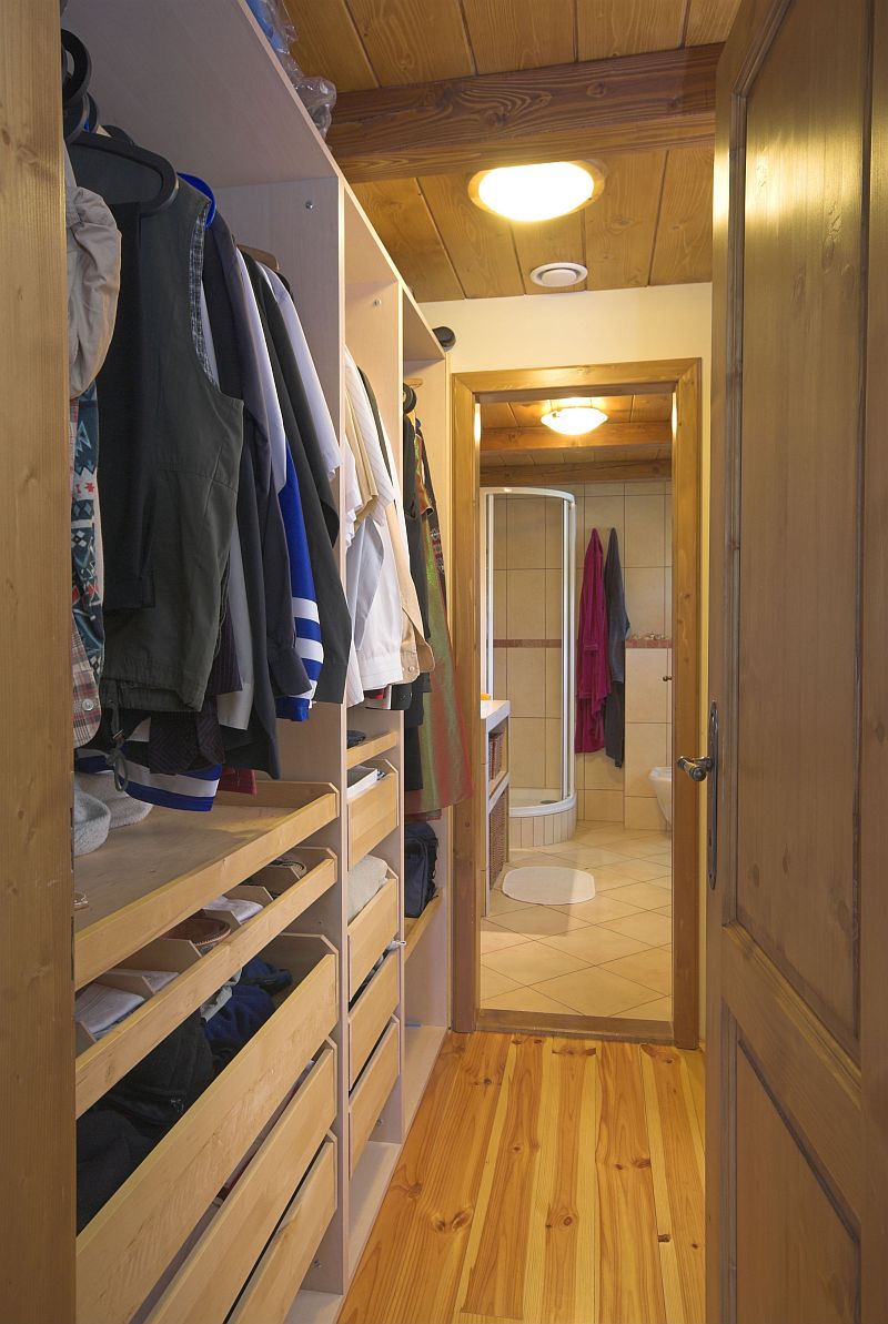 navsteva-drevostavby-roubenka-v-souladu-s-tradici-atrea-interier-satna-koupelna