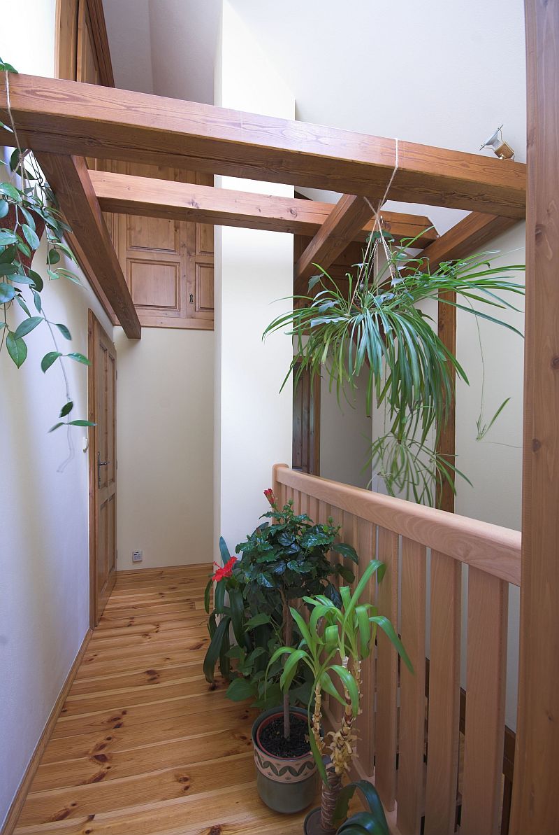 navsteva-drevostavby-roubenka-v-souladu-s-tradici-atrea-interier-schodiste-chotba-patro