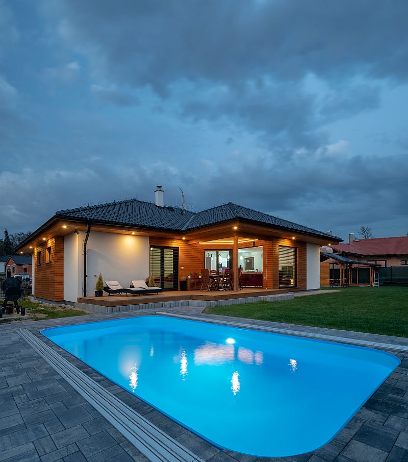 moderni-drevostavba-bungalov-nema-exterier-terasa-bazen-zahrada
