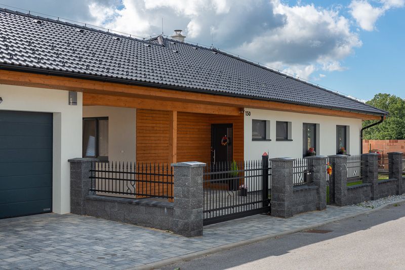moderni-drevostavba-bungalov-nema-exterier-vstup-garaz