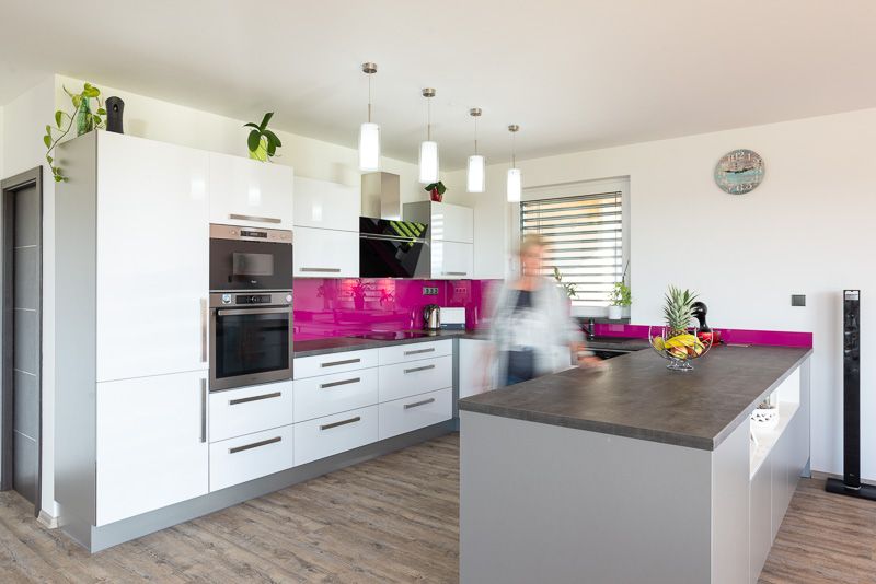 moderni-drevostavba-bungalov-nema-interier-kuchyne