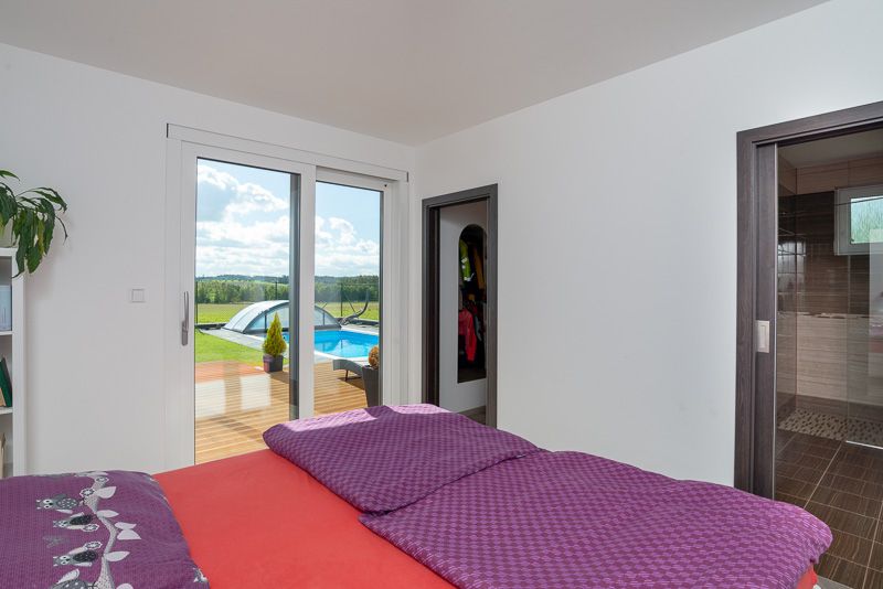 moderni-drevostavba-bungalov-nema-interier-loznice-vyhled