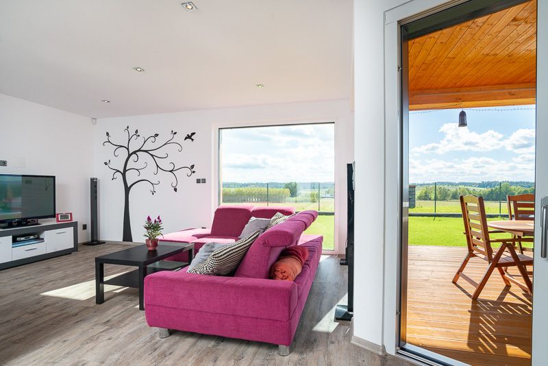 moderni-drevostavba-bungalov-nema-interier-obyvaci-pokoj-2