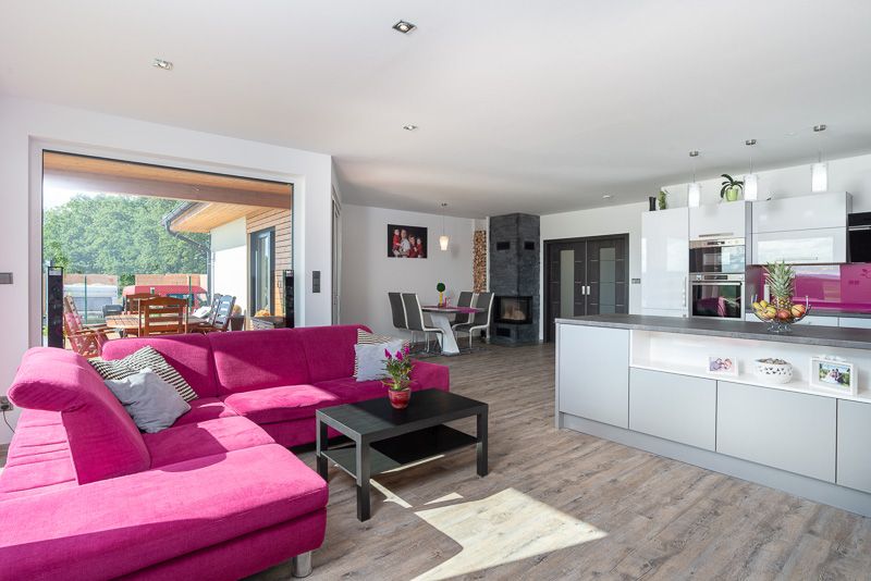 moderni-drevostavba-bungalov-nema-interier-obyvaci-pokoj