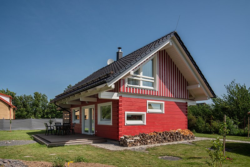 DrevoaStavby.cz | Červeno b&iacute;l&aacute; roubenka z vysu&scaron;en&eacute;ho dřeva