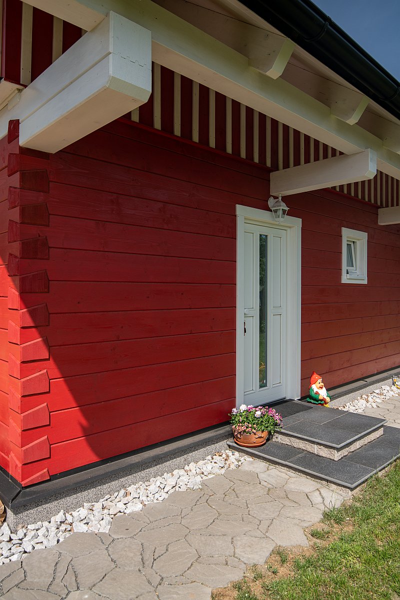 DrevoaStavby.cz | Červeno b&iacute;l&aacute; roubenka z vysu&scaron;en&eacute;ho dřeva