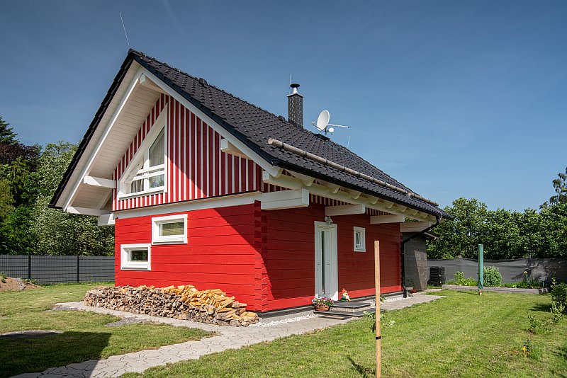 DrevoaStavby.cz | Červeno b&iacute;l&aacute; roubenka z vysu&scaron;en&eacute;ho dřeva