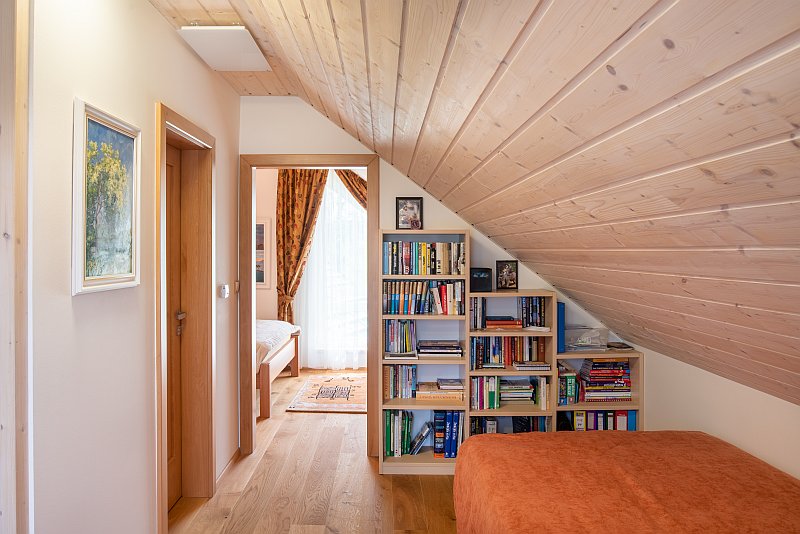 DrevoaStavby.cz | Červeno b&iacute;l&aacute; roubenka z vysu&scaron;en&eacute;ho dřeva