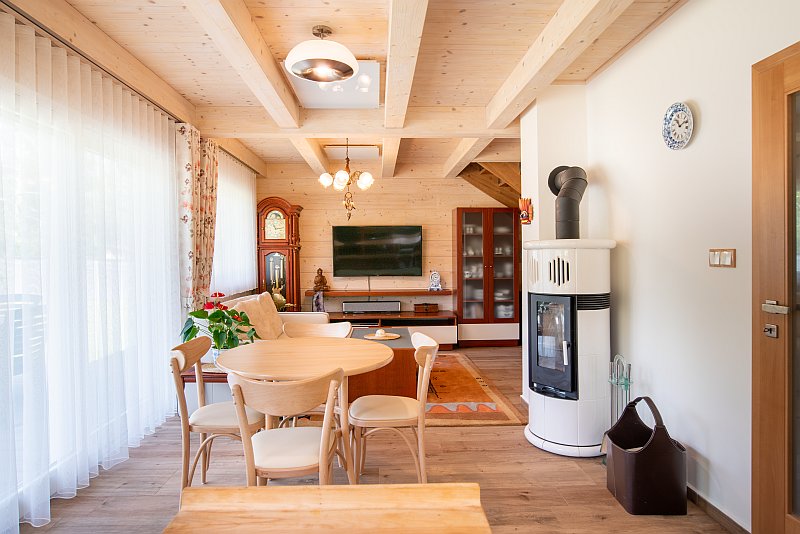 DrevoaStavby.cz | Červeno b&iacute;l&aacute; roubenka z vysu&scaron;en&eacute;ho dřeva