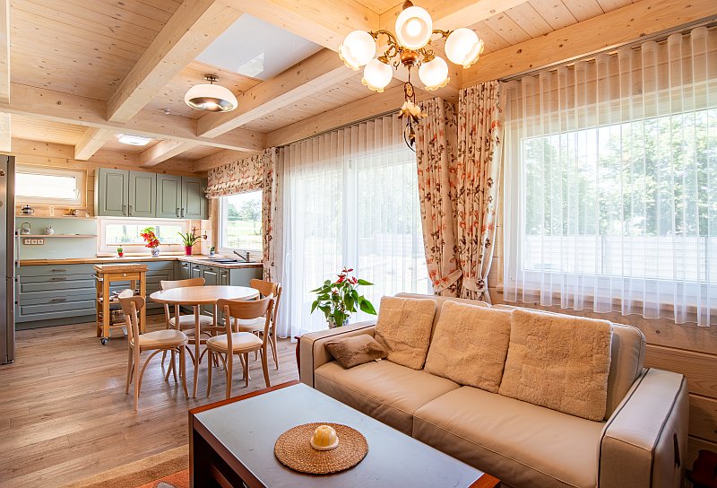 DrevoaStavby.cz | Červeno b&iacute;l&aacute; roubenka z vysu&scaron;en&eacute;ho dřeva