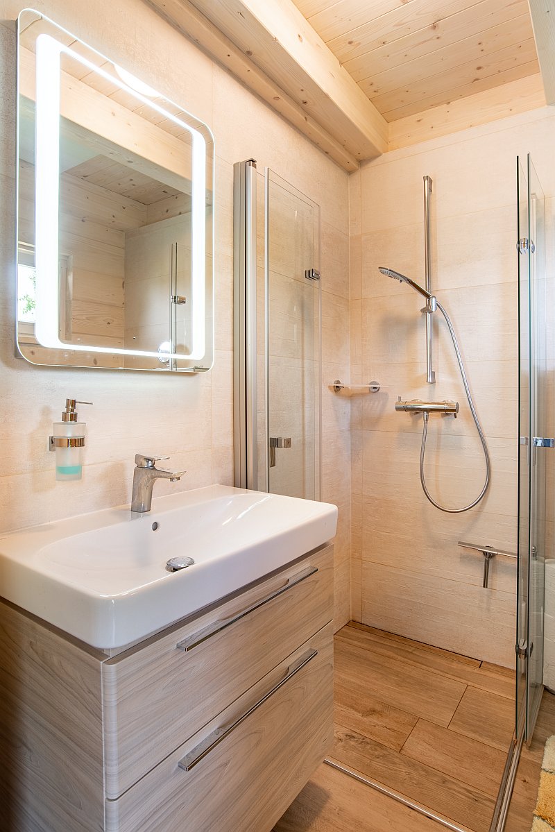 DrevoaStavby.cz | Červeno b&iacute;l&aacute; roubenka z vysu&scaron;en&eacute;ho dřeva