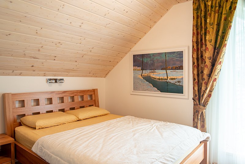 DrevoaStavby.cz | Červeno b&iacute;l&aacute; roubenka z vysu&scaron;en&eacute;ho dřeva