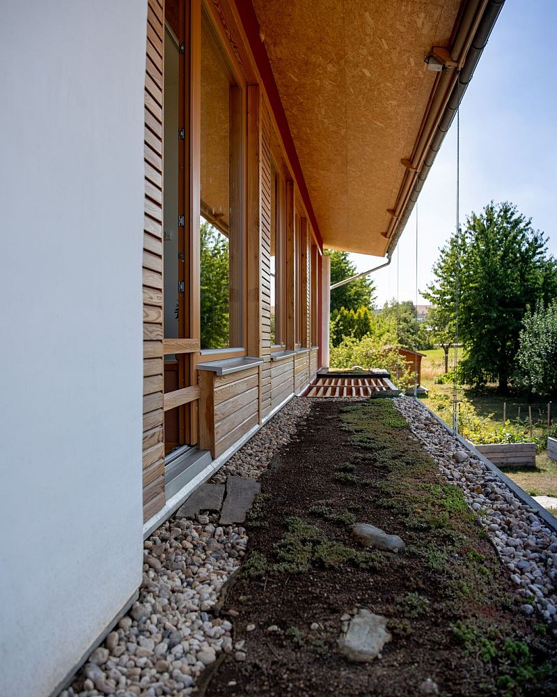 navsteva-drevostavby-slameny-hi-tech-exterier-drevena-fasada-zelena-strecha-stitneni