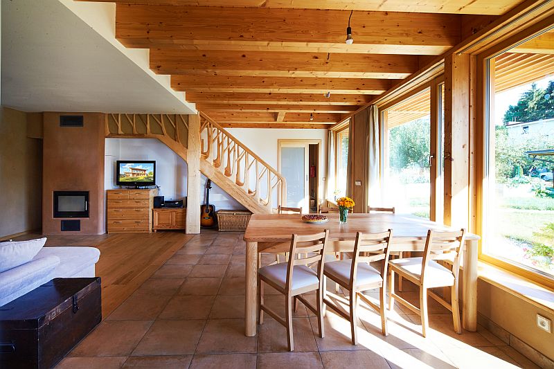 navsteva-drevostavby-slameny-hi-tech-interier-hlavni-obytny-prostor