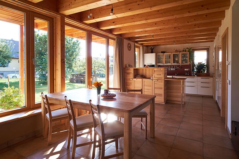 navsteva-drevostavby-slameny-hi-tech-interier-kuchyne-jidelna