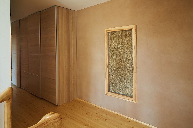 navsteva-drevostavby-slameny-hi-tech-interier-steny-ze-slamy