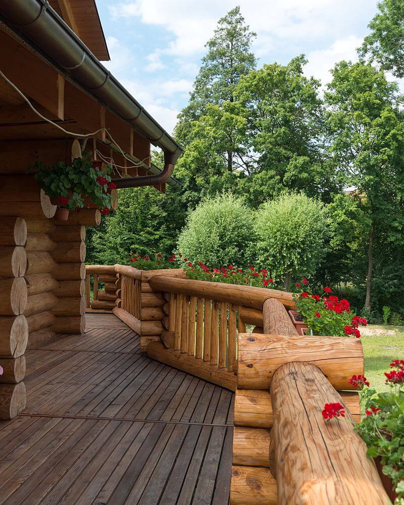 navsteva-drevostavby-srub-pro-kralovnu-sruby-pacak-exterier-balkon-drevene-zabradli-kvetiny-detail