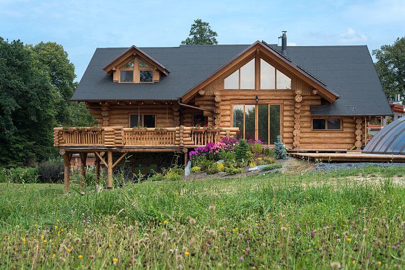 navsteva-drevostavby-srub-pro-kralovnu-sruby-pacak-exterier-balkon-schodiste-zahrada