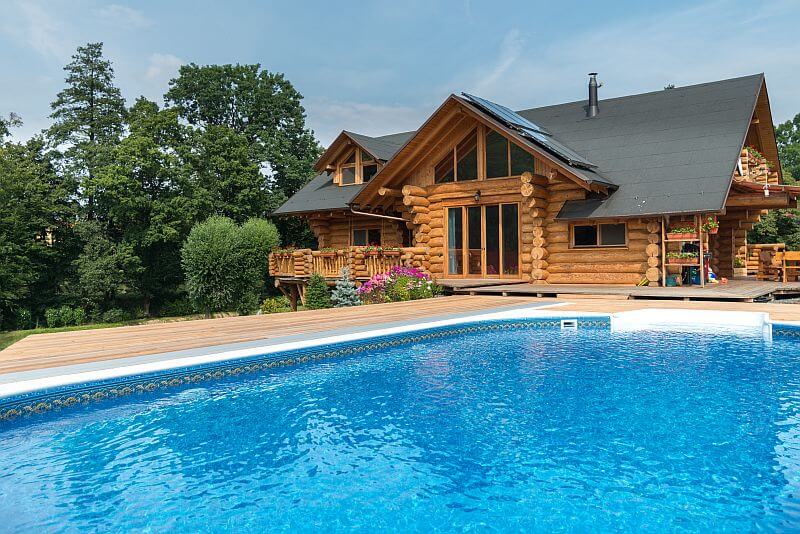 navsteva-drevostavby-srub-pro-kralovnu-sruby-pacak-exterier-terasa-bazen