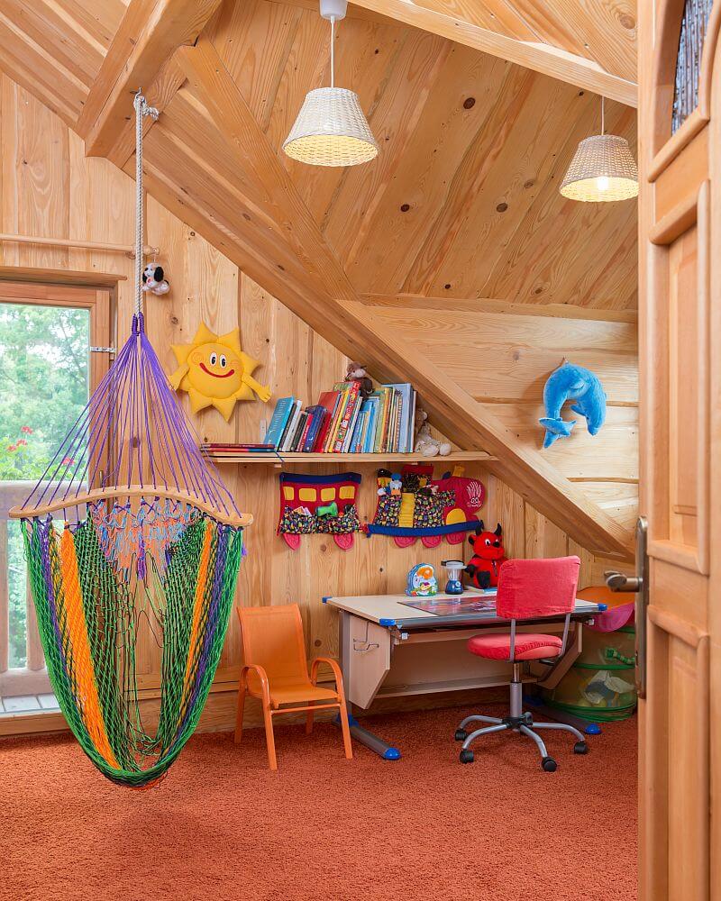 navsteva-drevostavby-srub-pro-kralovn-sruby-pacak-interier-detsky-pokoj